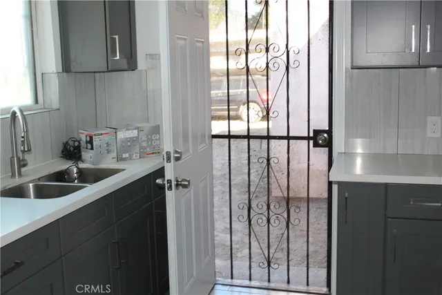 a view of a house with backyard and trees