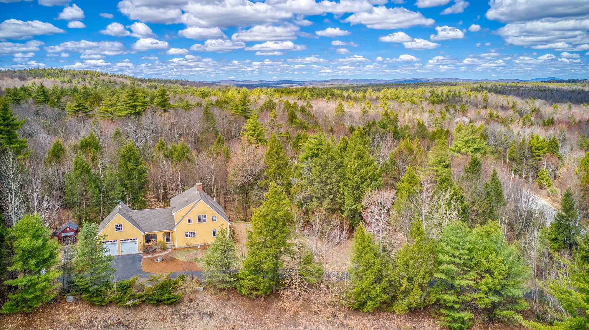82 Carriage Road New Boston, NH 03070 - Photo 3 of 32 Gallery Image 3