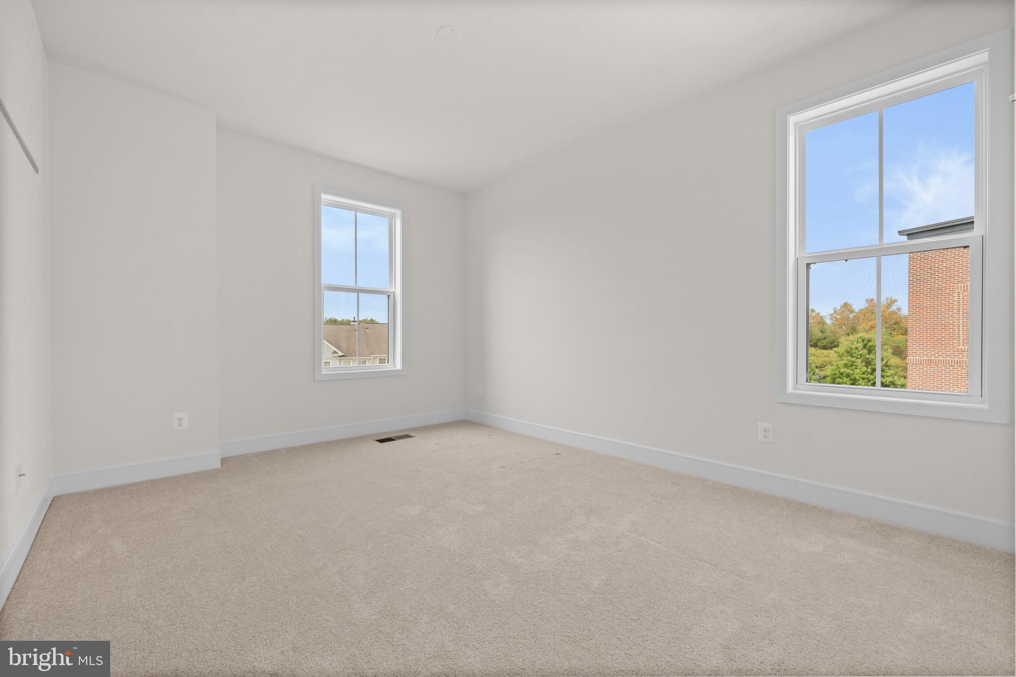 43382 Farringdon Square Broadlands, VA 20148 - Photo 25 of 34 an empty room with windows