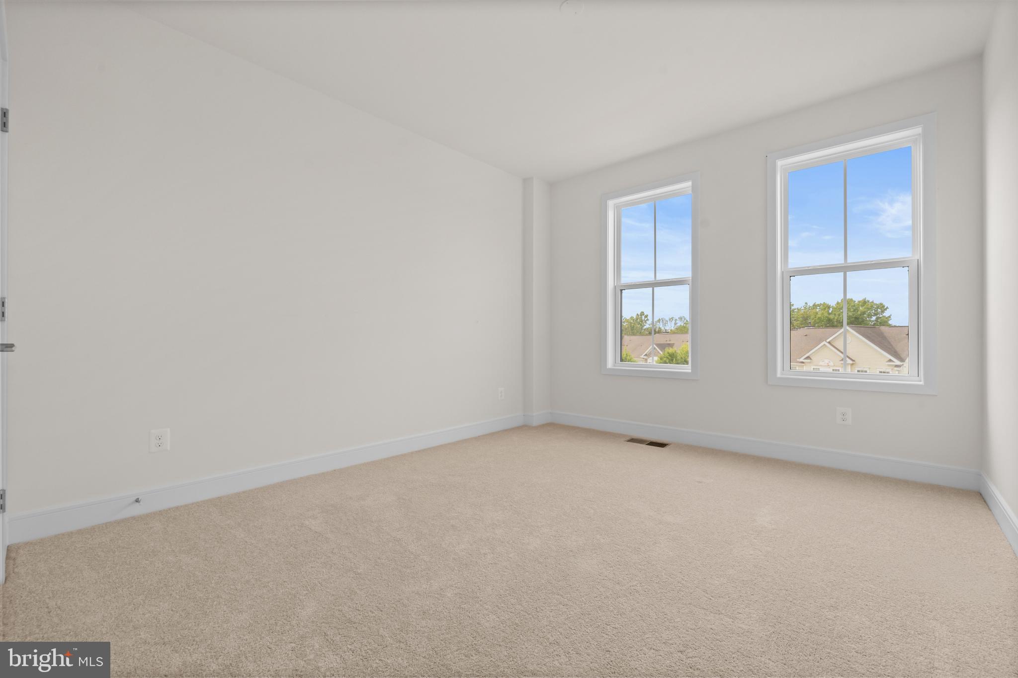 43382 Farringdon Square Broadlands, VA 20148 - Photo 28 of 34 an empty room with windows