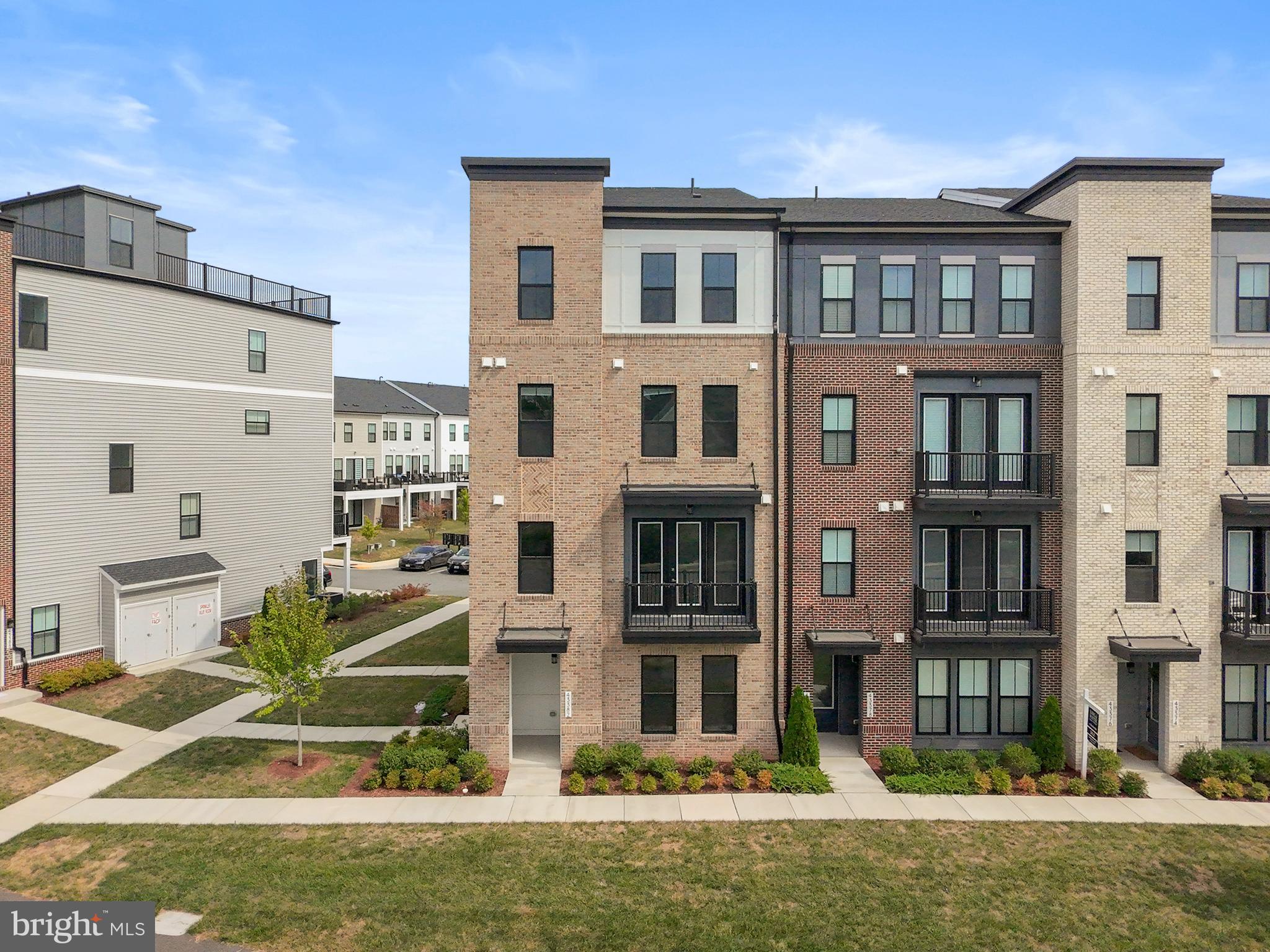 43382 Farringdon Square Broadlands, VA 20148 - Photo 30 of 34 a view of a building with a swimming pool