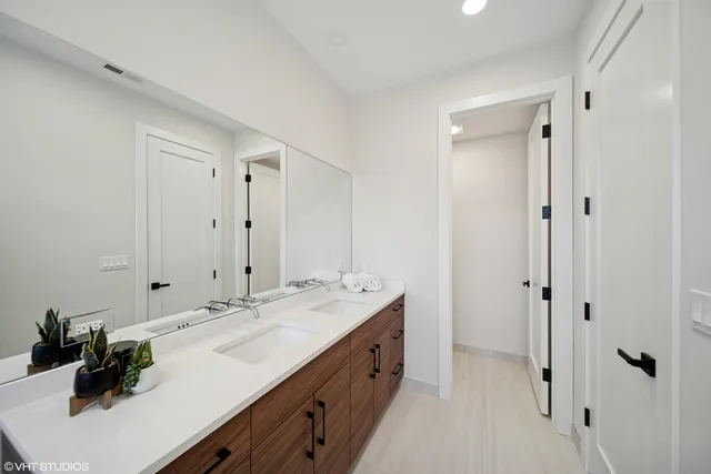 $639,000 | 967 East 62nd Street, Unit 2, Chicago, IL 60637