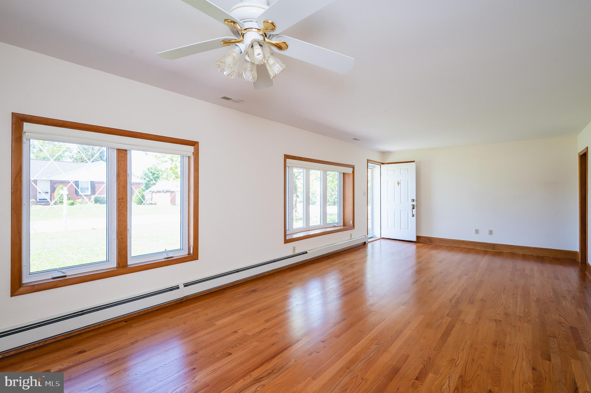 4124 Kahlston Road Nottingham, MD 21236 - Photo 10 of 40 Living Room