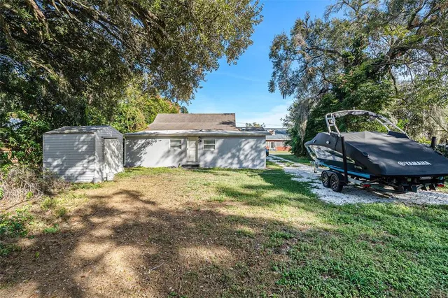 a view of a house with backyard