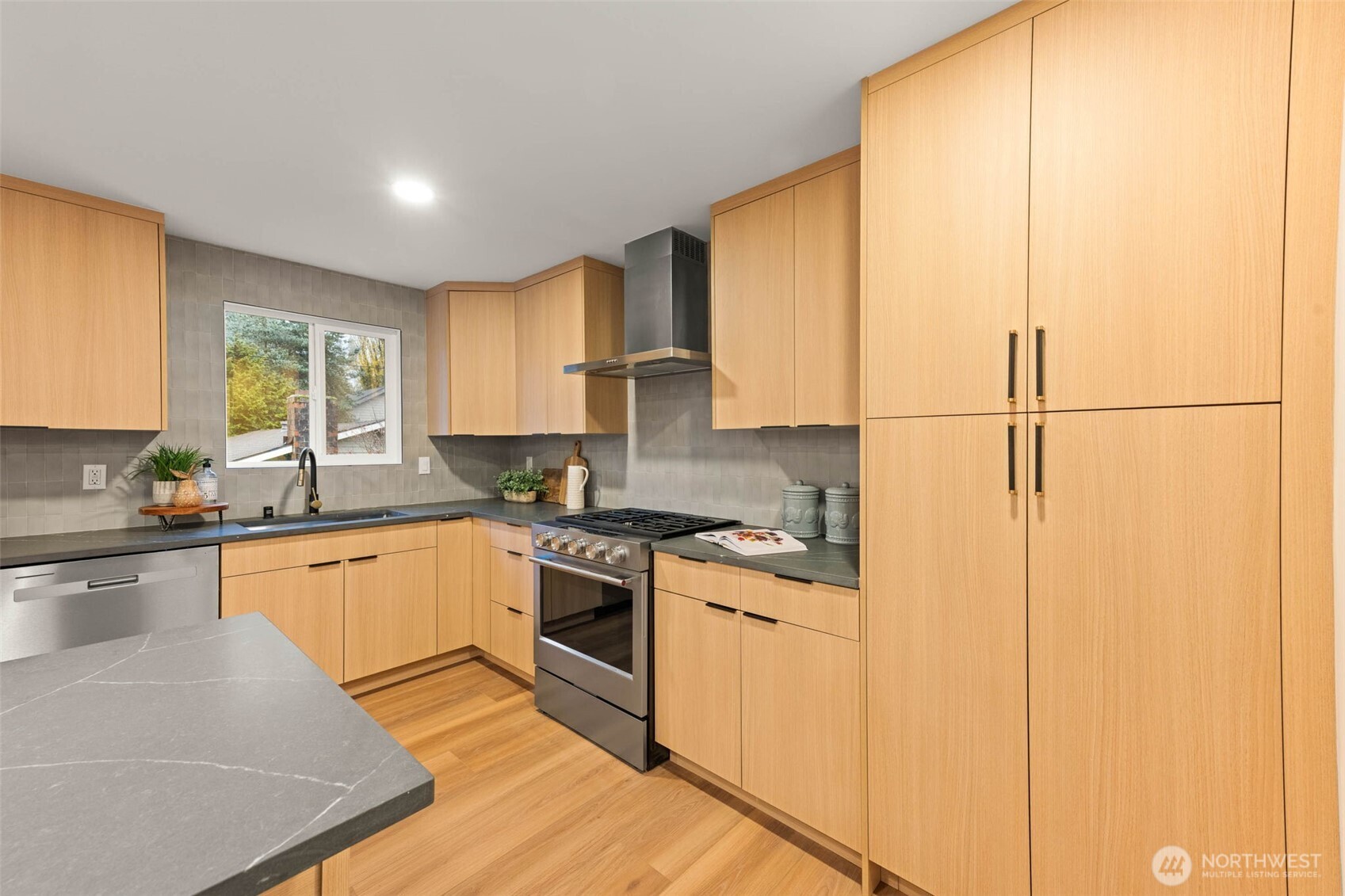 9101 30th Avenue Northeast Seattle, WA 98115 - Photo 7 of 35