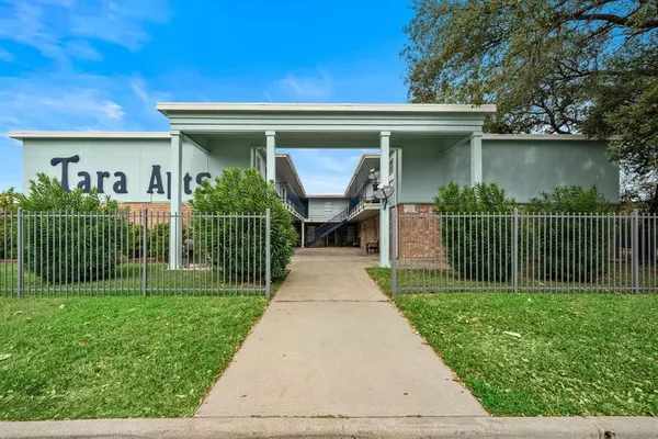 a view of a house with a small yard and plants