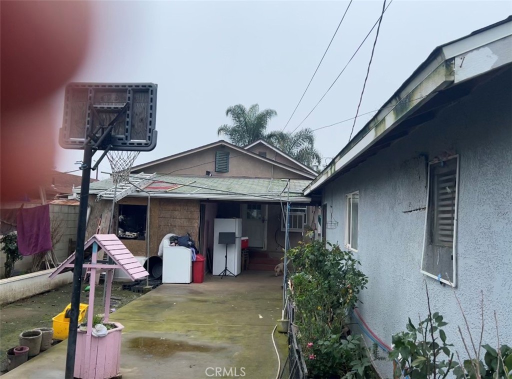 904 Riverside Avenue Chowchilla, CA 93610 - Photo 2 of 6 a view of a porch with furniture and a table