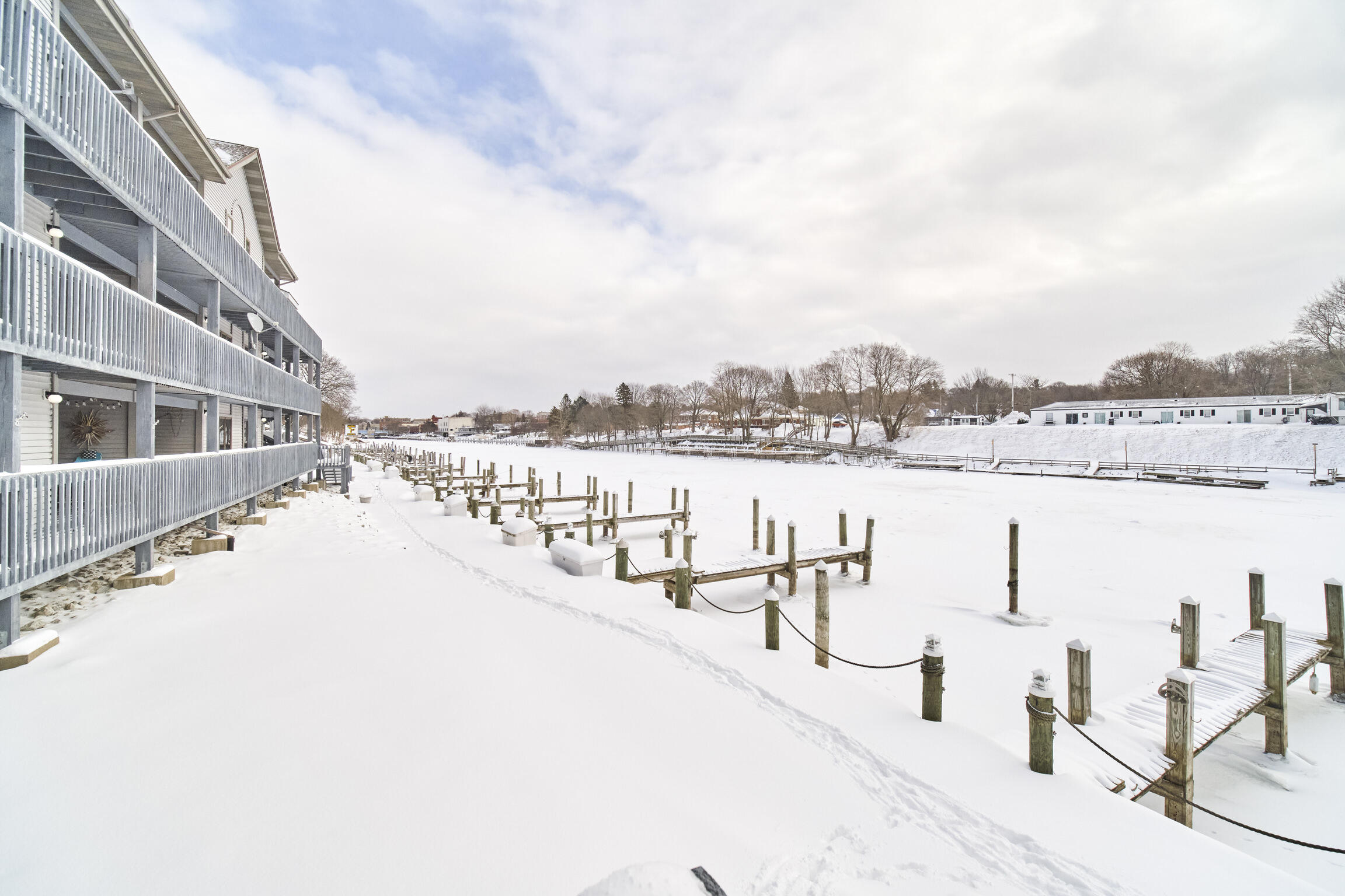 317 5th Avenue, Unit 4 Manistee, MI 49660 - Photo 30 of 38 317_Fifth_Ave_unit_4-27