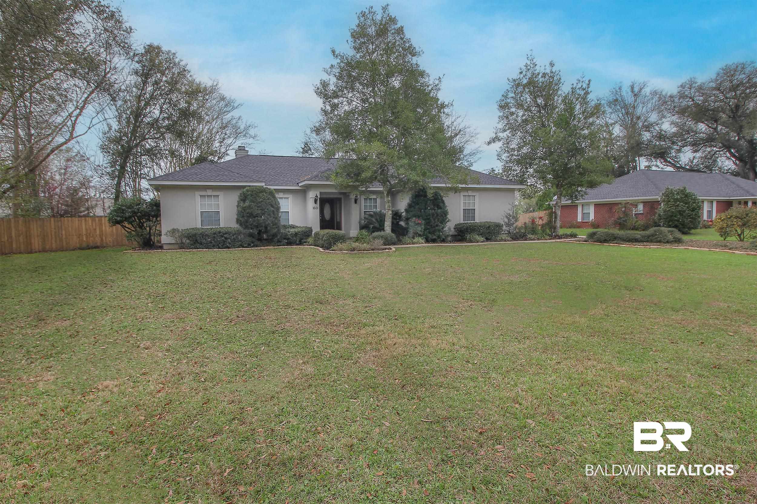 1601 North Pine Street Foley, AL 36535 - Photo 2 of 23 Front of House and yard