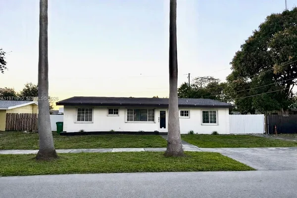 a front view of house with yard and garage