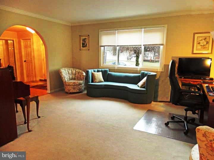 27 Jericho Road Southampton, PA 18966 - Photo 5 of 25 Living Room