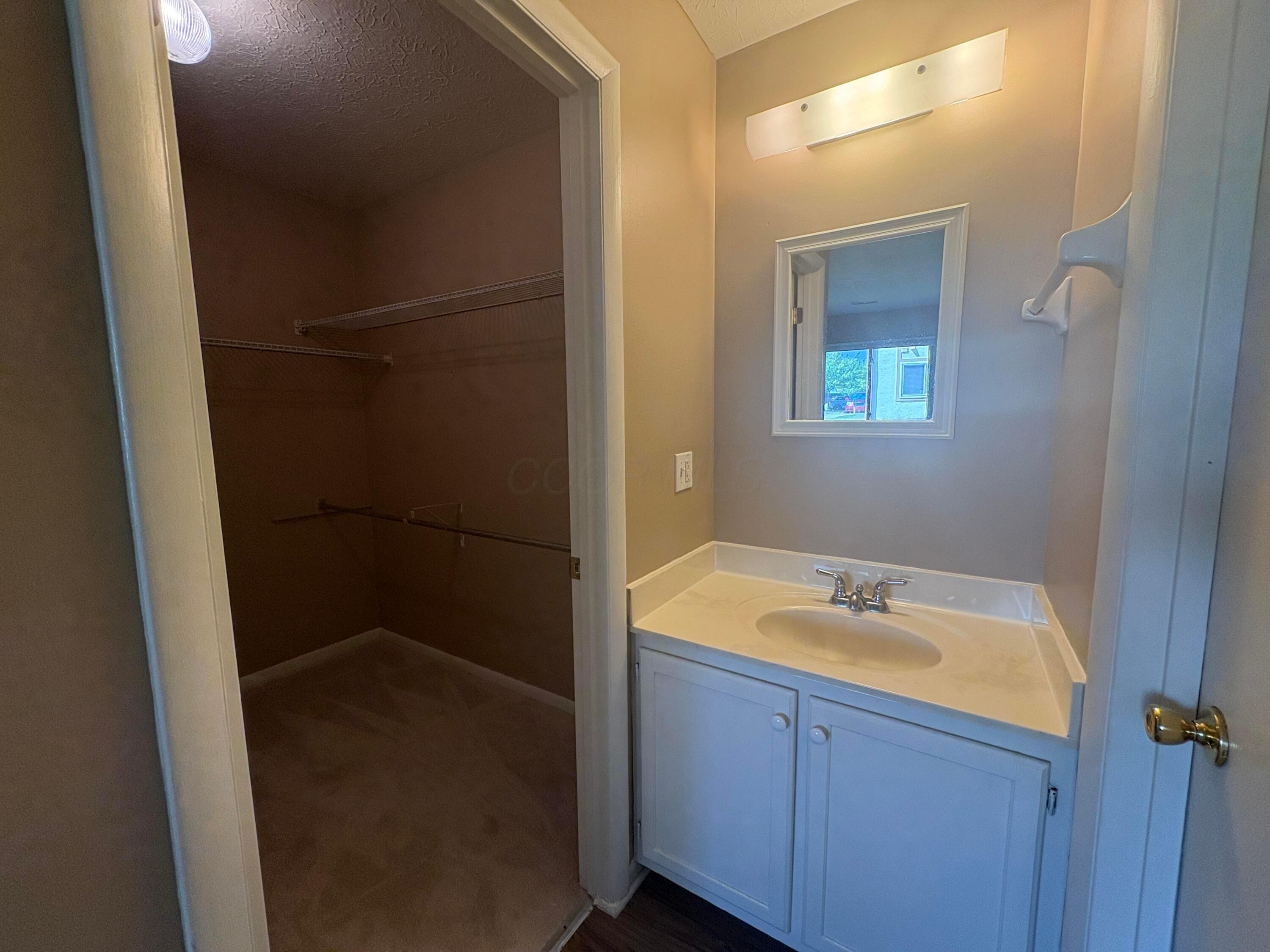 2271 Hedgerow Road, Unit 2271C Columbus, OH 43220 - Photo 16 of 23 IMG_0644