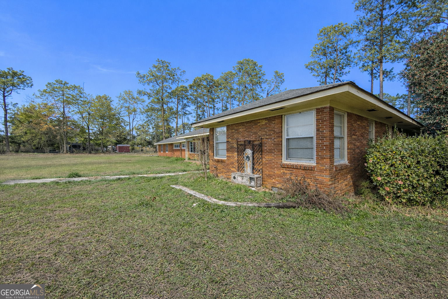 251 Dewey McGlamry Road Fitzgerald, GA 31750 - Photo 10 of 13 a front view of a house with garden