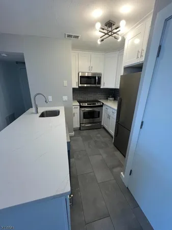 $2,300 | 22 Tansy Court, Bedminster, NJ 07921
