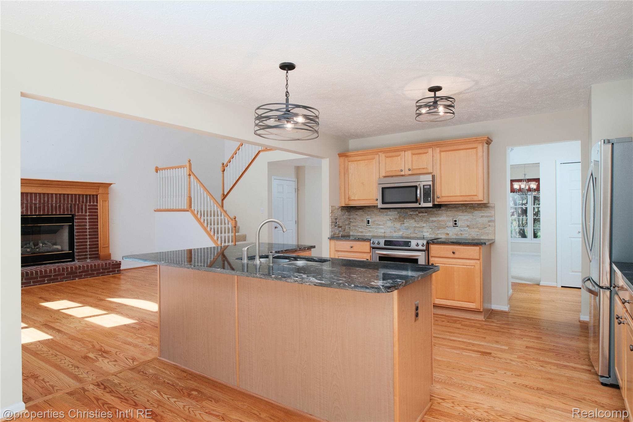2005 North Splitstone Pinckney, MI 48169 - Photo 14 of 57 Kitchen with large island for extra seating