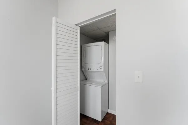 $2,354 | 2451 West Howard Street, Unit 212, Chicago, IL 60645