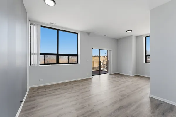 $2,354 | 2451 West Howard Street, Unit 212, Chicago, IL 60645