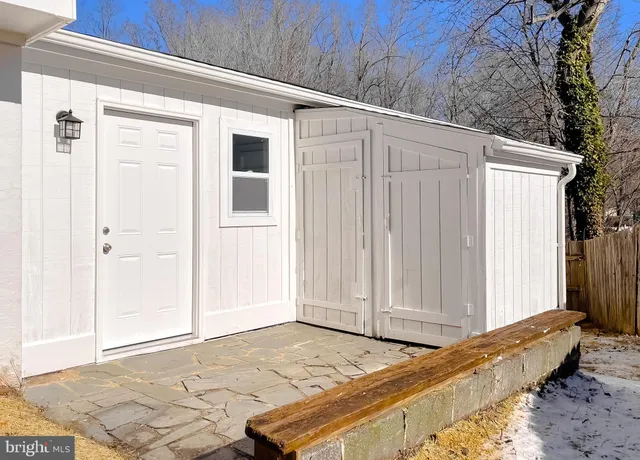 a view of backyard with tub