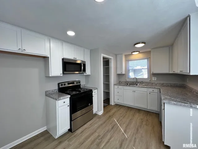 $169,900 | 419 North Lakeshore Drive, Hanna City, IL 61536