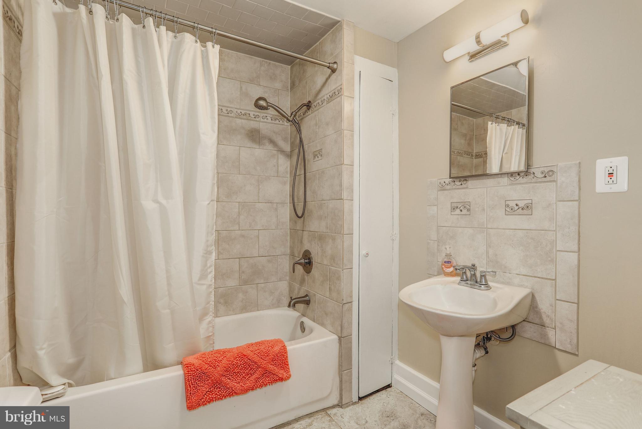 7137 Wilson Road Marshall, VA 20115 - Photo 16 of 24 Bath (Master)
