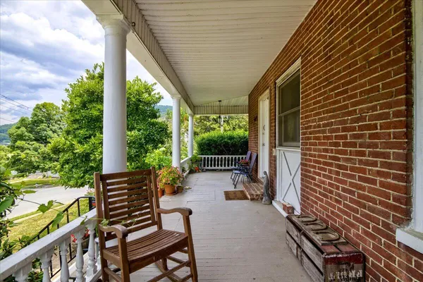 $1,200 | 2202 Broadway Avenue Southwest, Unit C, Roanoke, VA 24014