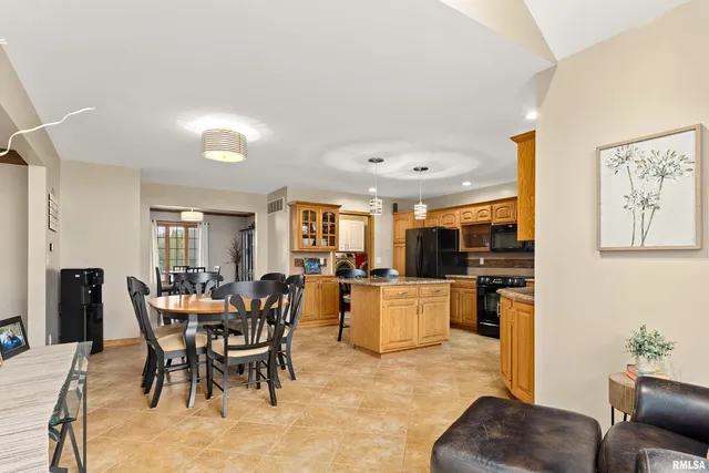 $369,500 | 3316 Sheridan Road, Pekin, IL 61554