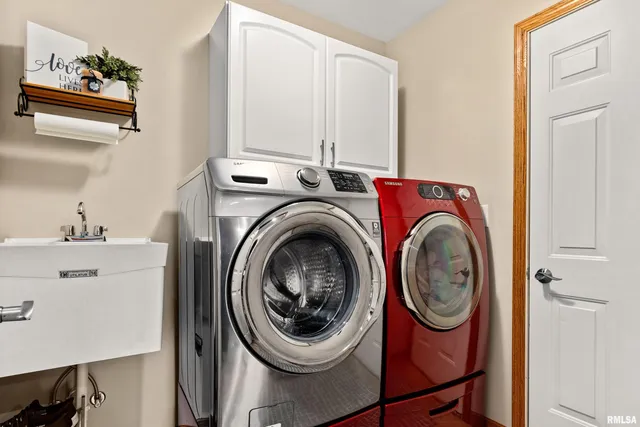 $369,500 | 3316 Sheridan Road, Pekin, IL 61554