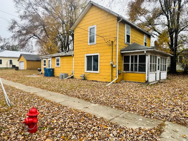 a view of a house with a backyard