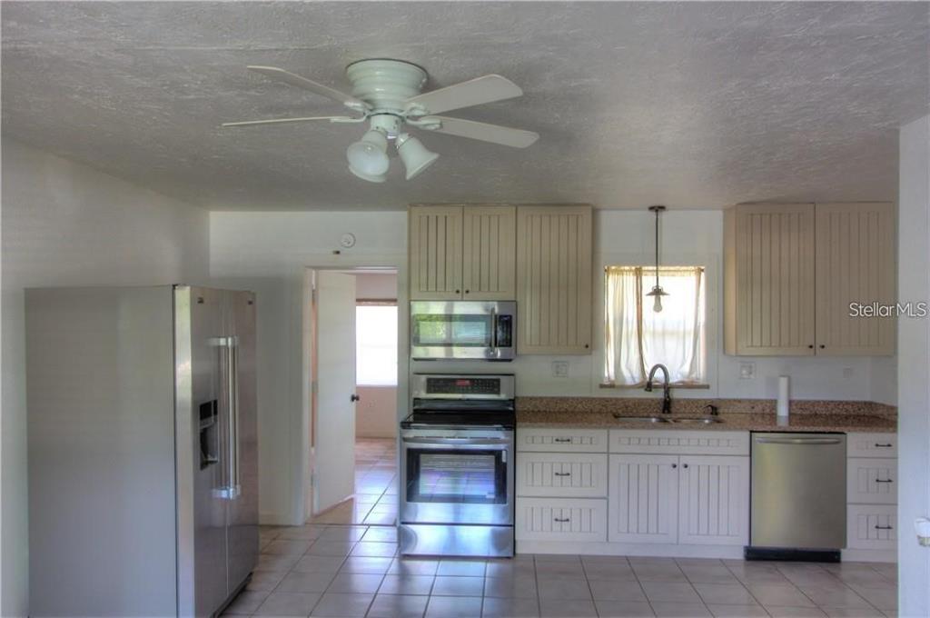 613 Shore Road Nokomis, FL 34275 - Photo 3 of 8