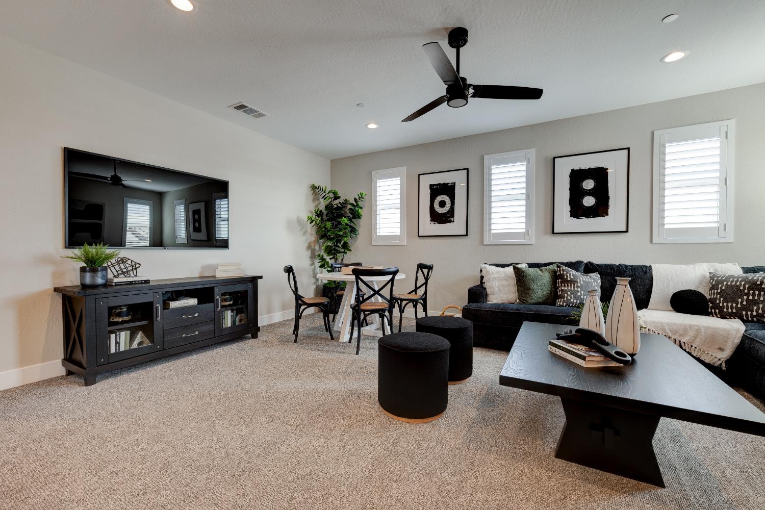 1179 Maclure Avenue Madera, CA 93636 - Photo 20 of 36 a living room with furniture and a flat screen tv