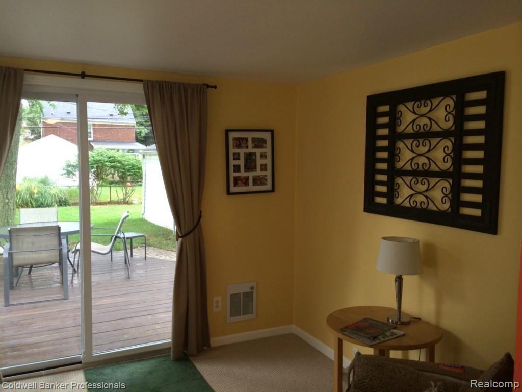2902 Bamlet Road Royal Oak, MI 48073 - Photo 6 of 25 Family room.jpg