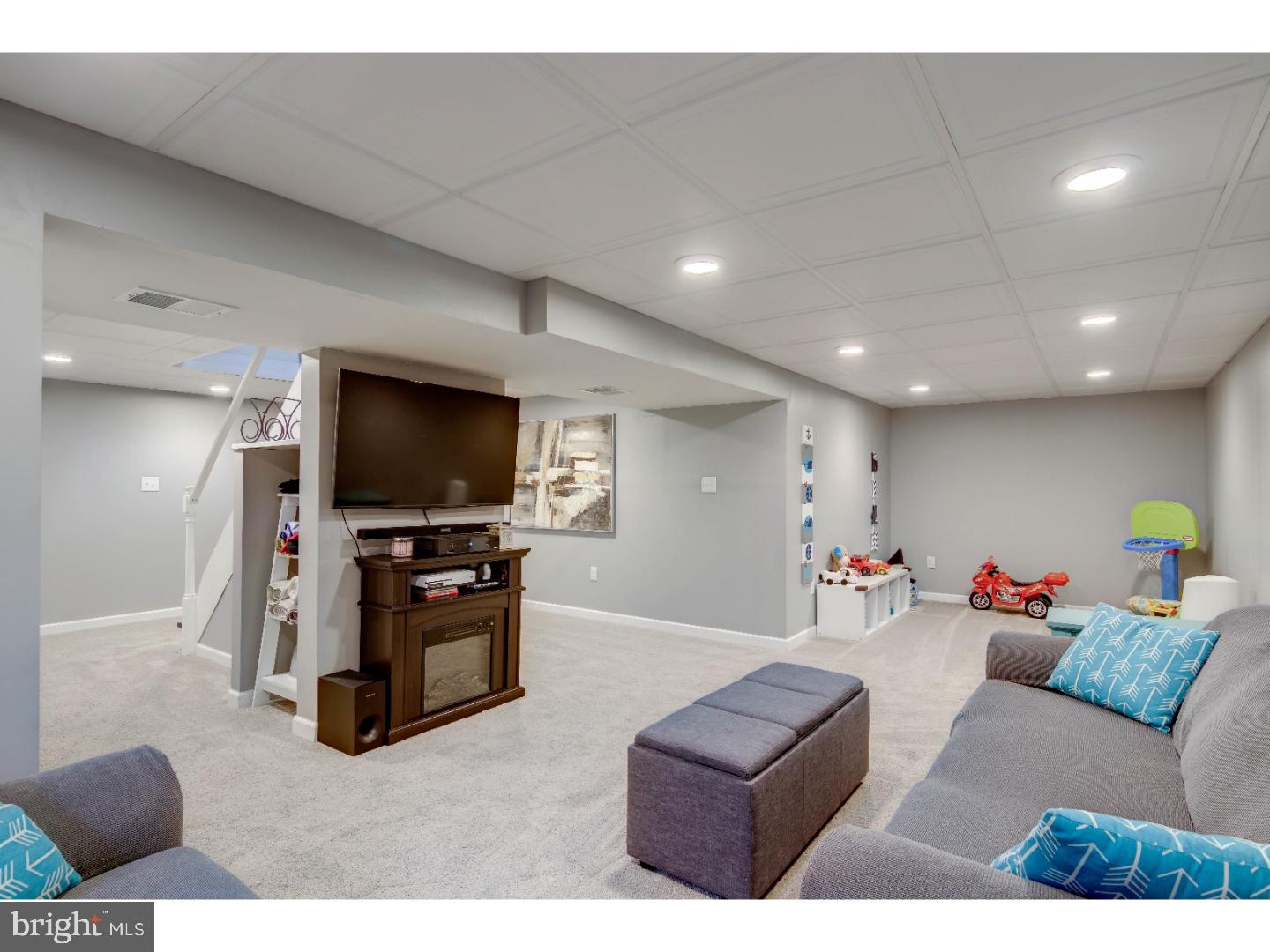 945 Greenbriar Lane Springfield, PA 19064 - Photo 13 of 25 Gallery Image 13