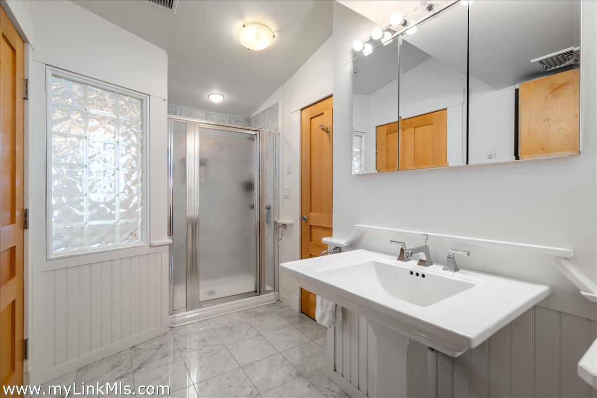 62 North Summer Street Edgartown, MA 02539 - Photo 25 of 41 2nd Floor En Suite Bath