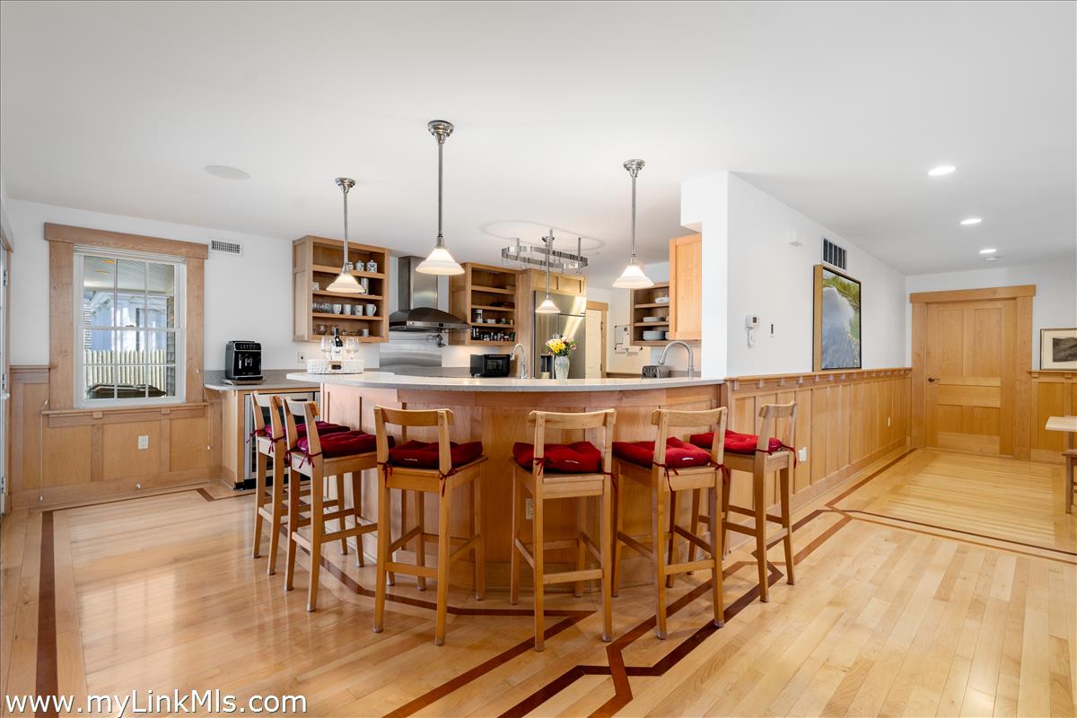 62 North Summer Street Edgartown, MA 02539 - Photo 8 of 41