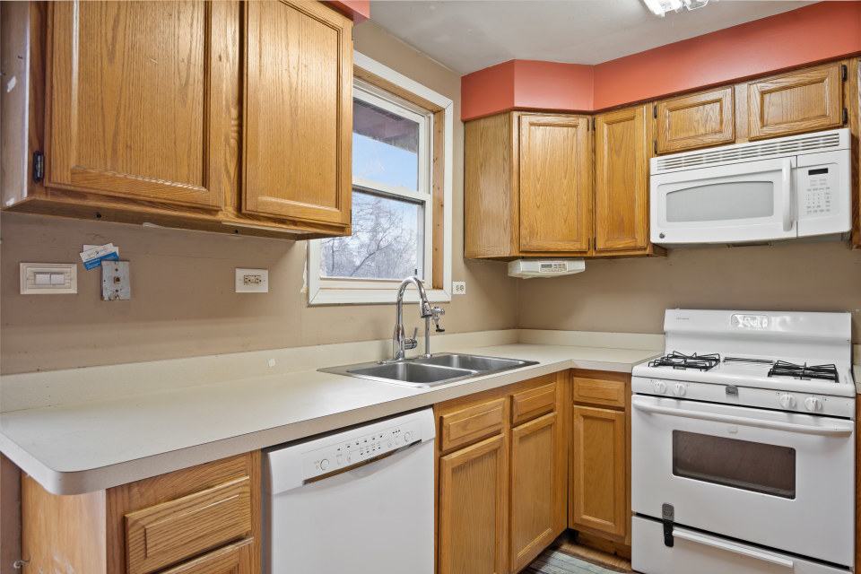 531 Silverleaf Boulevard Carol Stream, IL 60188 - Photo 13 of 25 a kitchen with stainless steel appliances granite countertop a sink a stove and cabinets