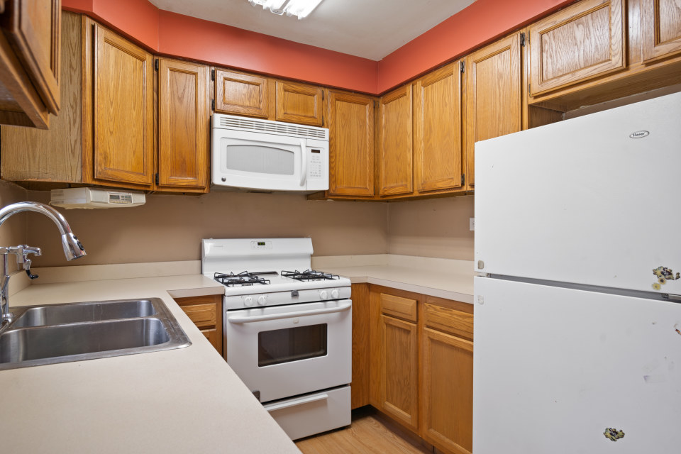 531 Silverleaf Boulevard Carol Stream, IL 60188 - Photo 14 of 25 a kitchen with a white cabinets and white appliances