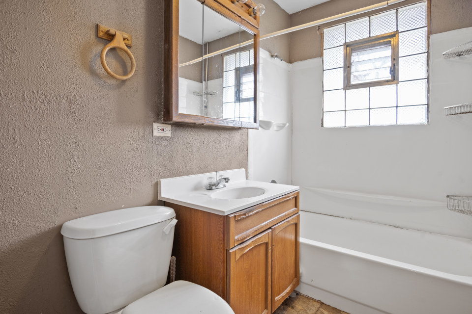 531 Silverleaf Boulevard Carol Stream, IL 60188 - Photo 17 of 25 a bathroom with a toilet sink and mirror