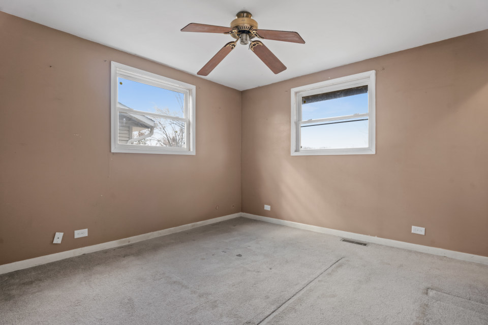 531 Silverleaf Boulevard Carol Stream, IL 60188 - Photo 19 of 25 an empty room with windows and fan