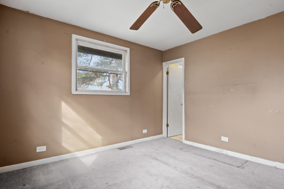 531 Silverleaf Boulevard Carol Stream, IL 60188 - Photo 20 of 25 an empty room with windows