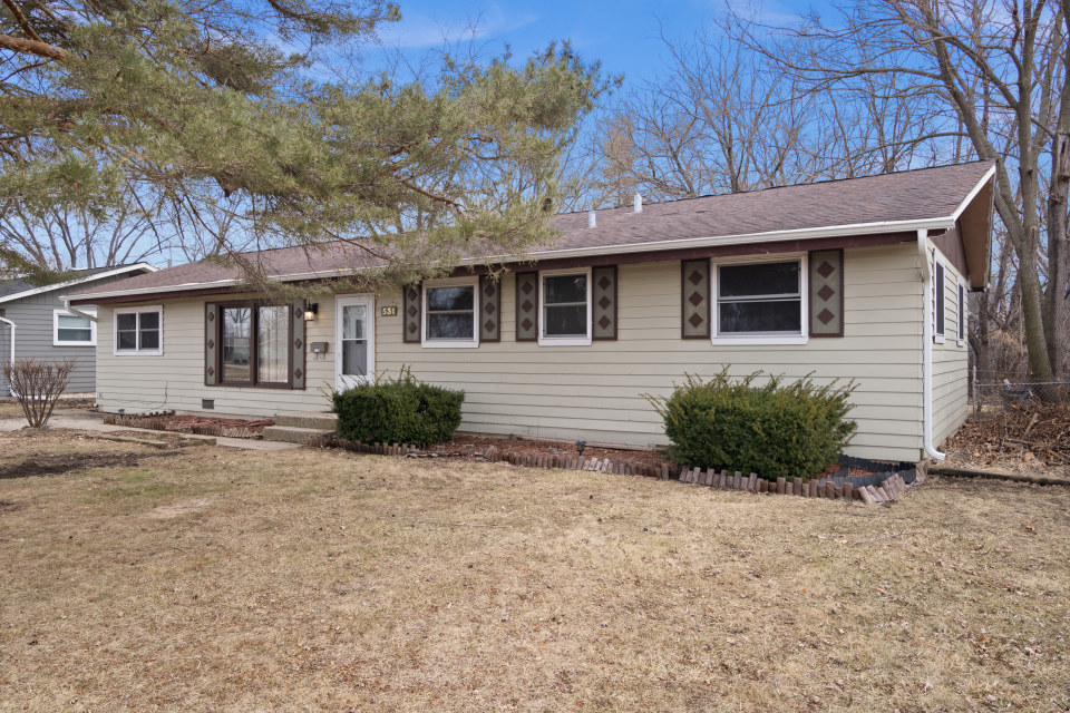 531 Silverleaf Boulevard Carol Stream, IL 60188 - Photo 2 of 25 a front view of a house with a yard