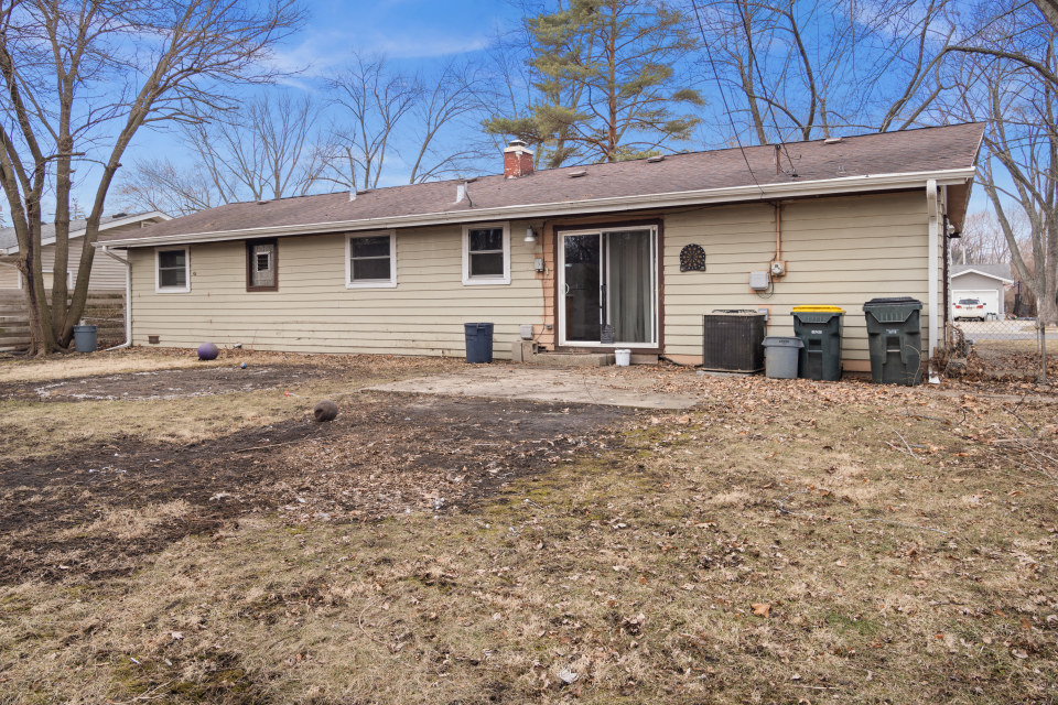 531 Silverleaf Boulevard Carol Stream, IL 60188 - Photo 25 of 25 a front view of a house with a yard