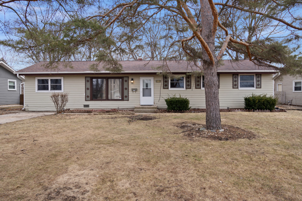 531 Silverleaf Boulevard Carol Stream, IL 60188 - Photo 3 of 25 a front view of a house with a yard and garage