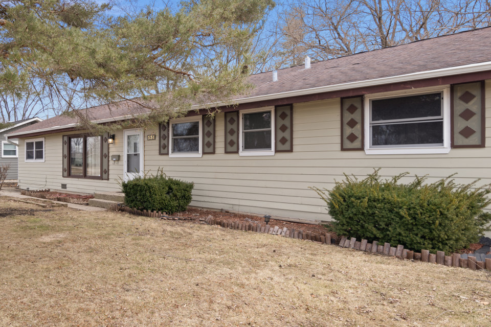 531 Silverleaf Boulevard Carol Stream, IL 60188 - Photo 4 of 25 a front view of a house with garden