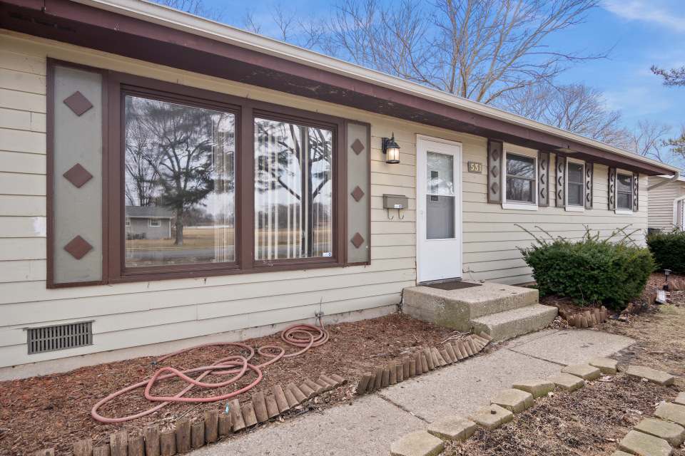 531 Silverleaf Boulevard Carol Stream, IL 60188 - Photo 5 of 25 a front view of a house with garden