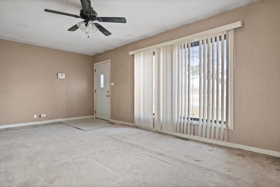 531 Silverleaf Boulevard Carol Stream, IL 60188 - Photo 6 of 25 a view of an empty room with a window