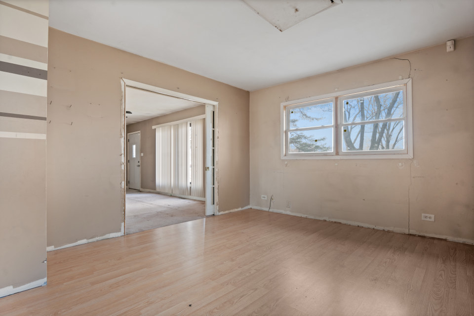 531 Silverleaf Boulevard Carol Stream, IL 60188 - Photo 7 of 25 a view of an empty room with wooden floor and a window