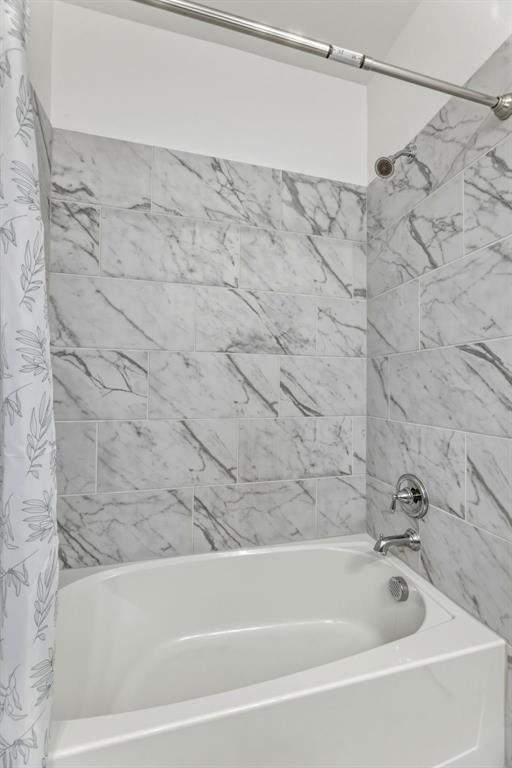 3120 Stonelake Ridge Lewisville, TX 75010 - Photo 32 of 40 a bathroom with a bathtub
