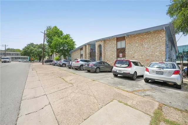 $1,000 | 2408 Longview Street, Unit 202, Austin, TX 78705