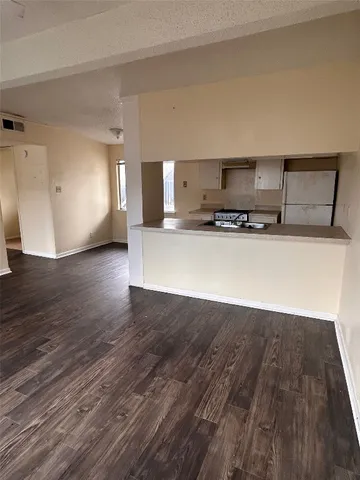 $1,000 | 2408 Longview Street, Unit 202, Austin, TX 78705