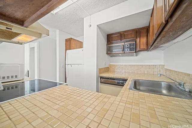 $395,000 | 101 Aupuni Street, Unit 521, Hilo, HI 96720